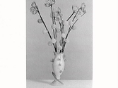 Kristyrarrangemang i form av en vas med kvistar, tillverkat på Konditori Mignon.