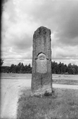 Minnesten rest till minne av freden i Knäred 1613, som blev slutet för Kalmarkriget 1611-1613. Stenen står i Sjöared, vid den gamla riksgränsen en mil öster om Knäred eftersom det var där som fredstraktatet gjordes upp den 20 januari 1613. Därav kallas monumentet vanligtvis för Sjöaredsstenen och restes av Hallands museum år 1925.
