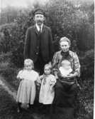 Familjen Brodd: Henning, Clara, Emilia, Hanna och Elsa. Familjebild tagen i trädgården i Knäred.