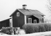 Milsten vid hus mellan Vedevåg och Lindesberg., 1970-tal