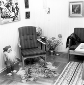 Fåtölj vid soffa i vardagsrum, 1979