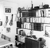 Bokhylla med böcker, 1979