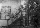 Familj på trappen på Granliden i Hovsta, 1920-tal