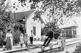 Banvakt på dressin vid Lillåns station i Hovsta 1910-tal