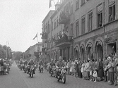 Monarkpatrull/ motorcyklar vid kortegen till Monark i samband med kungabesöket i Varberg 1954. Artikel i samband med bilden publicerad i Varbergs Tidning 1954-06-23.