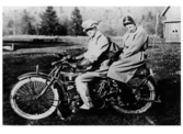Gustav Johansson och Anna Johansson på motorcykel år 1925. Anna Johansson var syster till fotografen John Johansson.