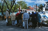Kö till fiskförsäljning i hamnen på båtens dag, 1996