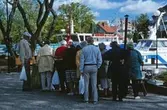 Kö till fiskförsäljning i hamnen på båtens dag, 1996