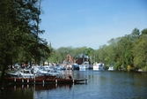 Vy över båtar och besökare i hamnen, båtens dag 1998