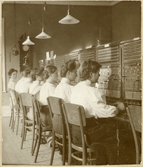Västerås.
Telefonisterna vid växelborden, före 1910.