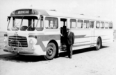 Bild från artikel i Hallandsposten 1963-03-06. Direktör Lars Trulsson vid företagets nya buss med plats för 63 resenärer.