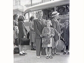 Reslädda flickor med sina förälrar står framför en buss på Öland, skyltad 