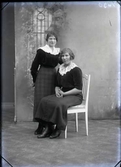 Ateljébild av två unga kvinnor med spetskragar. Beställare: Valborg Andersson, Saltorp. Troligen tagen i Björkströms ateljé i Falkenberg.