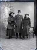 En ung man och två kvinnor i ytterkläder och hattar. Den ena kvinnan har en muff och beställaren Sofia Samuelsson är sannolikt en av kvinnorna. Troligen är bilden tagen i Björkströms Falkenbergsfilial.