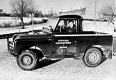 Man i stiftelsen hyresbostäders jeep, 1957
