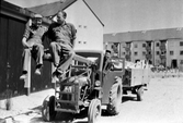 Arbetare upplyfta med frontlastare, 1950-tal