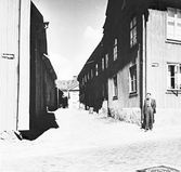 Näbbgränd västerut mot Kyrkogårdsgatan 1945-1955