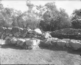 Västerås, Hammarby.
Sankta Gertruds kapellruin vid arkeologisk undersökning 1934.
Rest av valvpelare samt ingång på södra sidan.