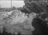 Västerås, Hammarby.
Sankta Gertruds kapellruin vid arkeologisk undersökning 1934.
Rest av strävpelare och stenplan på södra långsidan.