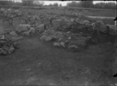 Västerås, Hammarby.
Sankta Gertruds kapellruin vid arkeologisk undersökning 1934.
Rest av valvpelare och murrest på norra långsidan.