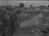 Västerås, Hammarby.
Sankta Gertruds kapellruin vid arkeologisk undersökning 1934.
Rest av valvpelare i nordvästra hörnet.