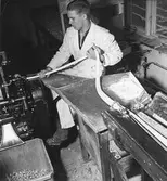 De moderna AKO-mint maskinerna producerar 680 kolor i minuten. Axel Westlund.