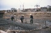 Arbetare på byggarbetsplats vid Brickebacken, 1968