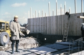 Arbetare vid nybyggd vägg i Brickebacken, 1968