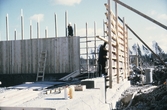 Byggarbetare arbetar med väggar i Brickebacken, 1968
