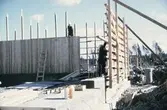 Byggarbetare arbetar med väggar i Brickebacken, 1968