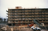 Arbetare på taket på byggnation av hyreshus i Brickebacken, 1968
