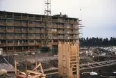 Lyftkran vid bygge av hyreshus i Brickebacken, 1968