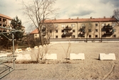 Parkering framför hyreshus i kvarteret Mållan, 1982