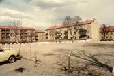 Parkering vid hyreshus på Västra Nobergatan och Norrgatan, 1982