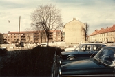 Bilar parkerade i kvarteret Mållan från Markgatan 21, 1982