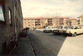 Parkering vid hyreshus på Lövstagatan - Västra Nobelgatan, 1982
