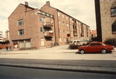 Bil parkerad vid hyreshus på Lövstagatan 16, 14, 1982