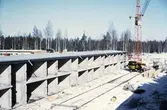 Byggkran vid huskropp i Vivalla, 1970