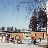 Lekande barn vid daghem i Vivalla, 1968