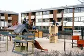 Barn på klätterställning och lekhustak i Varberga, 1970-tal