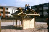 Barn på taket till hus på lekplats i Varberga, 1970-tal