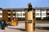 Barn på klätterställning på lekplats i Varberga, 1970-tal