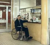 Handikappanpassad entrédisk på Brickbackens badhus, 1971