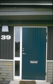 Blå ytterdörr till radhus i Kilsmo, 1970
