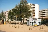 Lekplats vid  hyreshus, 1970-tal