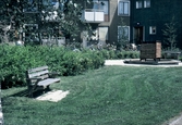 Lekplats och parkbänk vid Östra Vintergatan 2, 1980