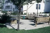 Parkbänkar på Tornfalkgatan 1, 1980