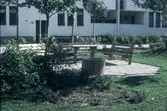 Parkbänkar vid Tornfalkgatan 21, 1980