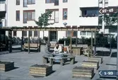 Stor uteplats vid Tornfalkgatan 29,27, 1980