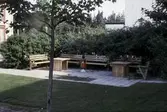 Parkbänkar vid Tornfalkgatan 27, 1980